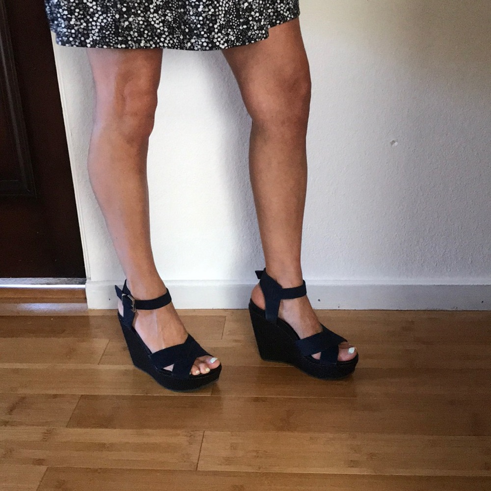 Kenneth Cole navy suede platform sandles